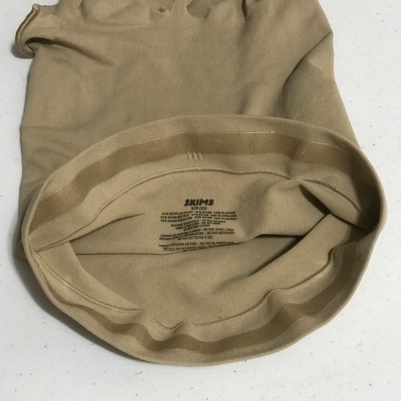 SKIMS Seamless Sculpt Solution Short Right Leg Exposed Shapewear - Picture 4 of 5